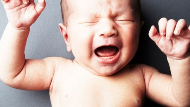 Il pianto del neonato ha un tono influenzato dalla mamma