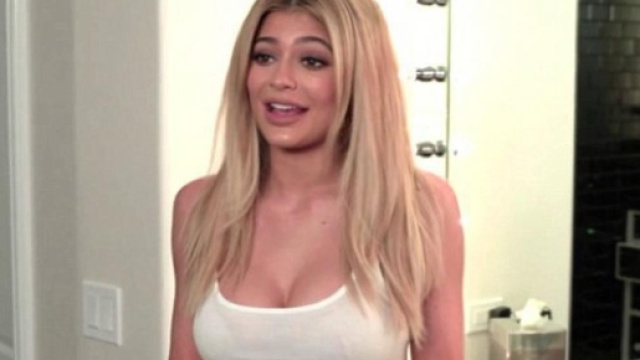 Kylie Jenner : Kylie Jenner con il bra imbottito - jenner ... - meltyfan.it