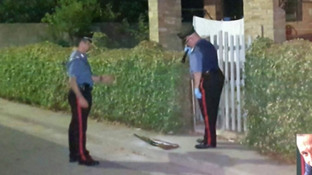 L'arma del delitto e i Carabinieri sul luogo dell'omicidio. Nella foto piccola la vittima.