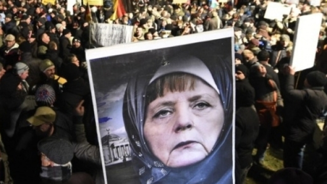 Proteste in Europa avverso le politiche promosse dalla Cancelliera tedesca Angela Merkel