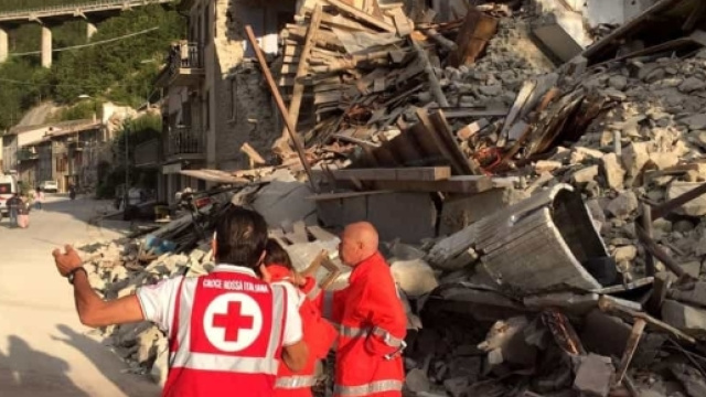 Terremoto, si scava a Pescara del Tronto: due bambine sotto le macerie - anconatoday.it