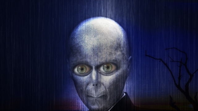 Disegno del volto di un alieno.