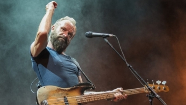 Sting durante uno dei suoi ultimi concerti.
