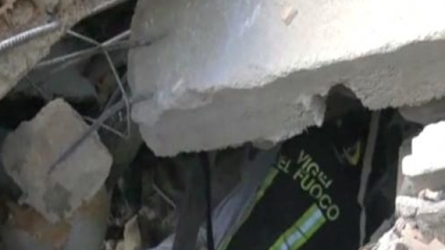 Vigile del fuoco impegnato in operazione di soccorso