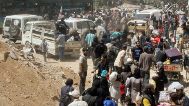 Residenti Siriani mentre si preparano ad abbandonare Daraya