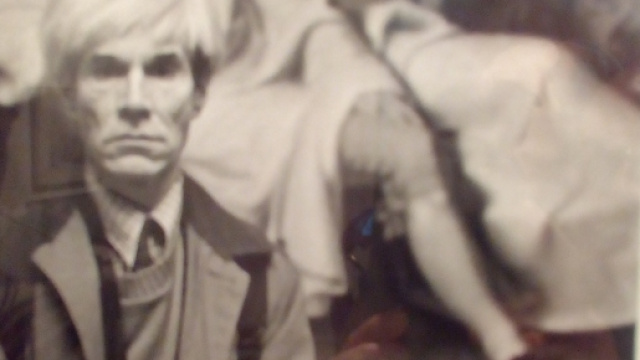 Andy Warhol di fronte al dipinto di Tischbein.