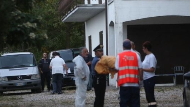 I soccorritori davanti al garage dove si &egrave; verificato lo scoppio