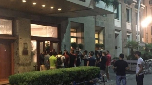 La simpatica gag dei tifosi del Napoli alla ricerca di Cavani presso l'hotel Vesuvio.