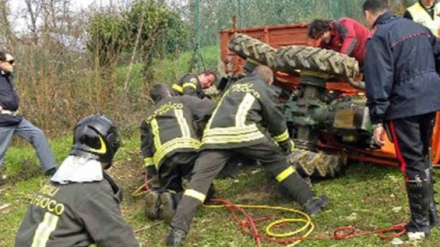 Trattore si ribalata e schiaccia un uomo in Calabria