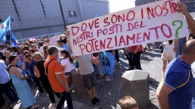 Docenti in agitazione davanti all'USR Campania