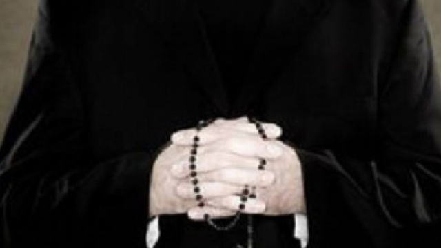 Spagna: il caso del prete che bened&igrave; un matrimonio omosessuale - lettera43.it