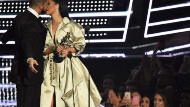 Mtv VMA, Rihanna e Drake (quasi) al bacio - VanityFair.it - vanityfair.it