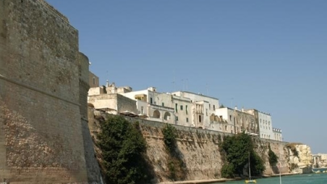 Otranto: anziano cade dal balcone e muore