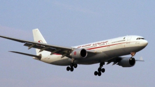 Panico a bordo di un aereo americano: motore esplode