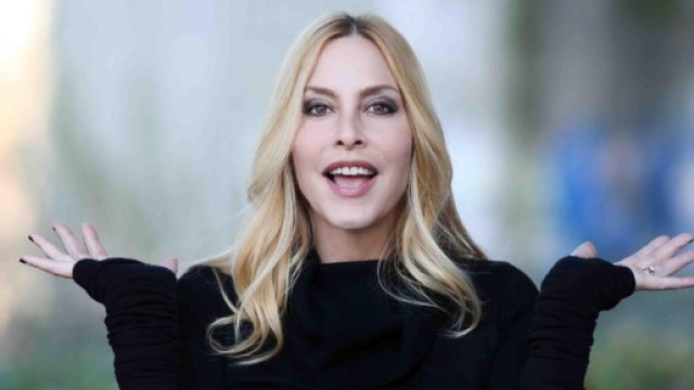 Stefania Orlando fa infuriare follower con scatto os&eacute; su Instagram