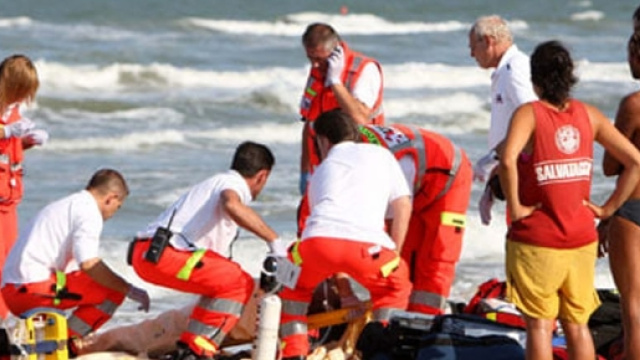 Tragedia a Massa, ex carabiniere muore per malore in mare
