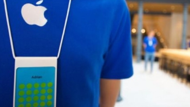 Un impiegato al lavoro in un Apple store
