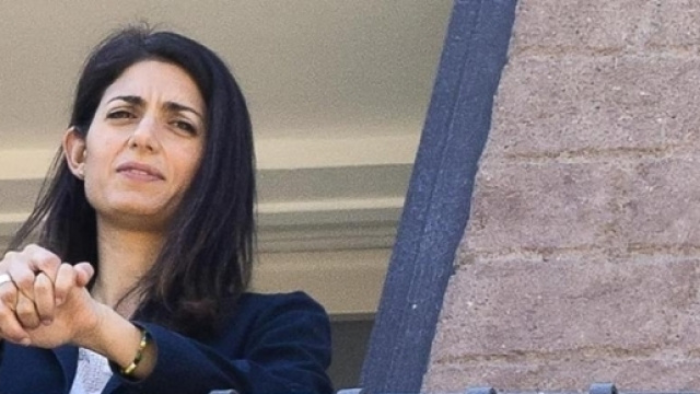 Virginia raggi affacciata al balcone del suo ufficio in Campidoglio