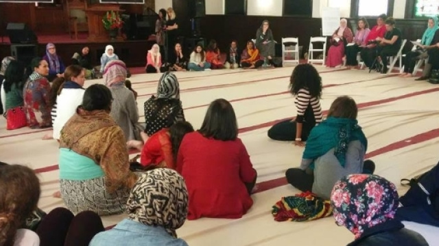 Alcune donne musulmane in preghiera in una moschea