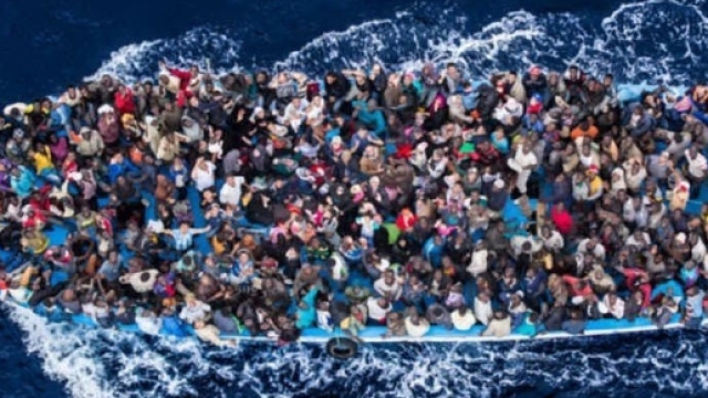 Barcone di migranti nel Mediterraneo.