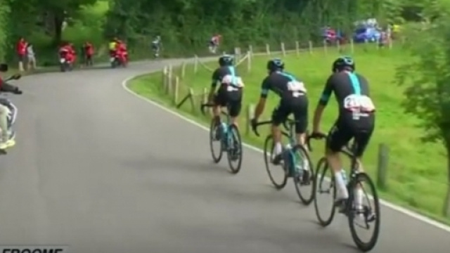 Chris Froome in ritardo sulla salita di Lagos de Covadonga