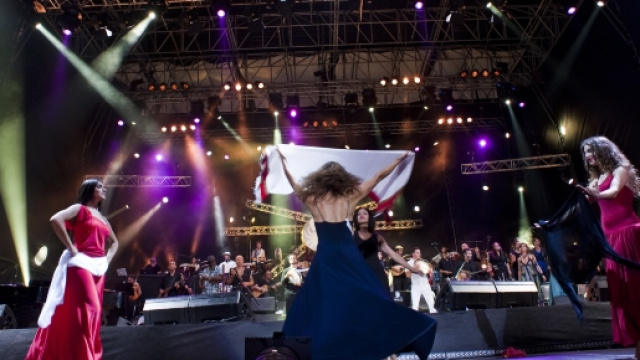 Il corpo di ballo della Notte della Taranta: passi di danza a favore dei terremotati. Fonte:www.pianetanotizie.it