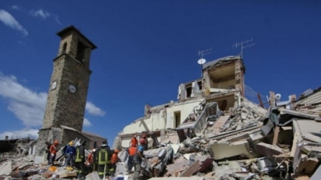 La torre dell'orologio, rimasta miracolosamente in piedi ad Aamtrice