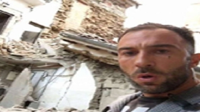 Selfie del fidanzato della senatrice Pezzopane accanto alle macerie del terremoto