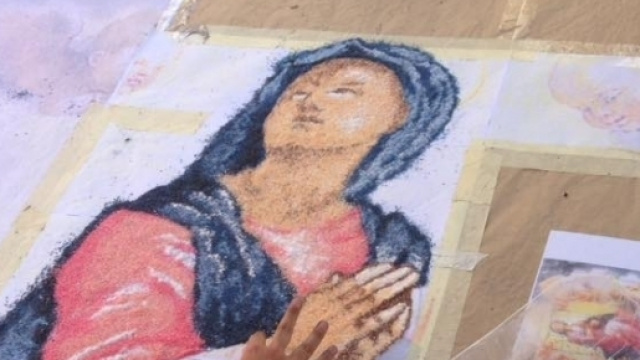 Guspini, uno dei momenti della realizzazione dell'infiorata