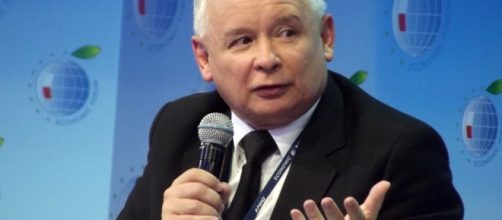 Jarosław Kaczyński informally leads the right-wing government formally headed by Prime Minister Beata Szydło (Source: Blasting News)