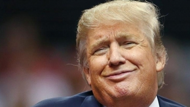 Donald Trump in una delle sue caratteristiche espressioni durante un comizio