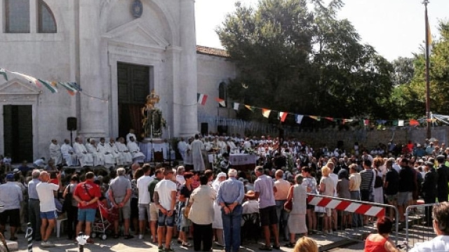 Fedeli riuniti di fronte al Santuario della Madonna dell'Apparizione a Pellestrina