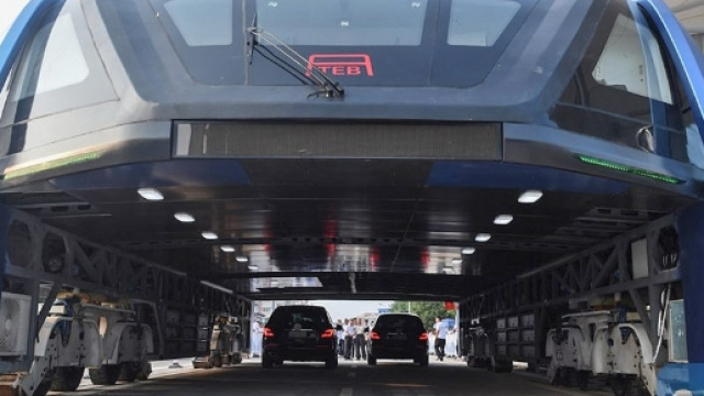 TEB-1 - L'autobus sopraelevato per combattere traffico e inquinamento