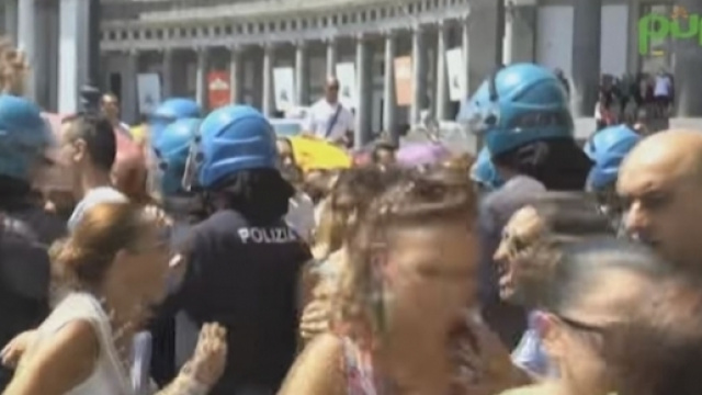 Ultime notizie scuola, gioved&igrave; 4 agosto: tensione tra docenti e Polizia, foto video Pupia TV