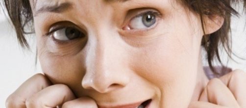 Segundo pesquisa, por ser mais sens&iacute;vel, a mulher acaba at&eacute; mesmo perdendo altos cargos no trabalho.