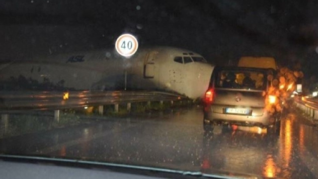 Bergamo, incidente aereo: cargo fuori pista finisce in strada - corriere.it