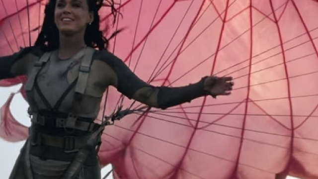 Katy Perry nel nuovo videoclip "Rise"