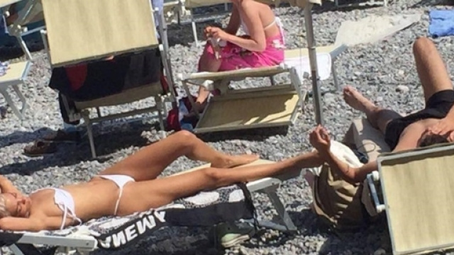 Le star del gossip in vacanza pubblicano i loro scatti sui social