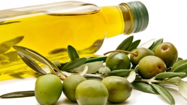 Olio extravergine d'oliva, erbe e spezie per mantenersi in salute