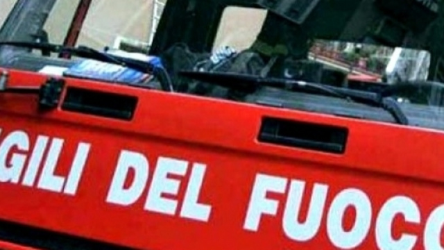 Per spegnere l'incendio sono state impiegate quattro squadre di vigili del fuoco.