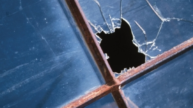 Porta finestra rotta: bimbo muore dissanguato in casa