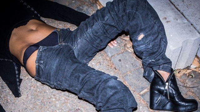 Foto donna stuprata per pubblicizzare scarpe