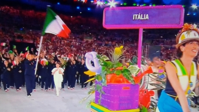 La delegazione italiana sfila allo stadio Maracan&agrave;