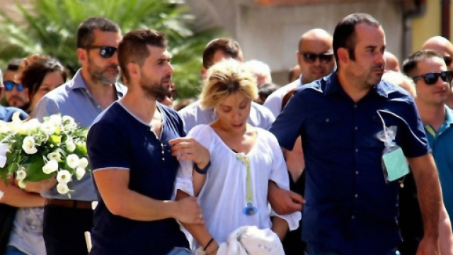 La mamma del piccolo Salvatore durante i funerali.