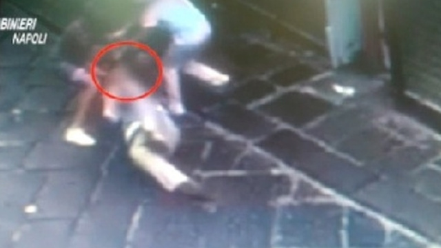 Napoli, turisti russi aggrediti per un Rolex.