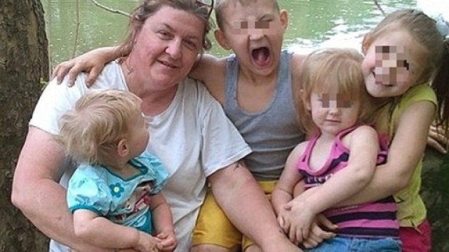 Nonna aggredisce pedofilo nel parco pubblico