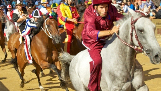 Palio di Siena: contrade in gara in Piazza del Campo.