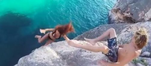 Mulher desaba de penhasco, ap&oacute;s rapaz impedir que ela segure em sua perna (Reddit)