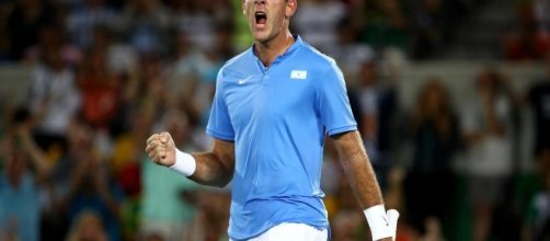 Juan Mart&iacute;n del Potro dio la gran sorpresa al eliminar al serbio Novak Djokovic, n&uacute;mero 1 del mundo, en la primera ronda del torneo ol&iacute;mpico