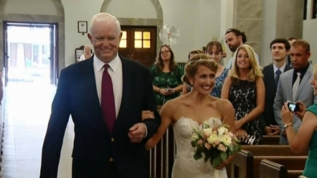 Accompagnata all'altare dall'uomo vivo grazie al cuore del padr